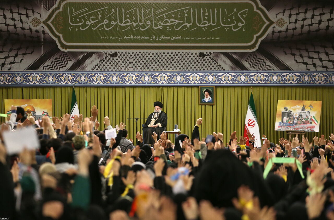 Supreme Leader meets groups of students in Tehran